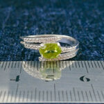 انگشتر نقره زنانه طرح ساناز با سنگ زبرجد - Image 3