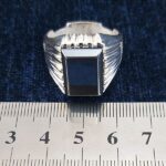 انگشتر نقره مردانه طرح دست ساز دور چنگ شطرنجی با سنگ حدید صینی + حکاکی - Image 3