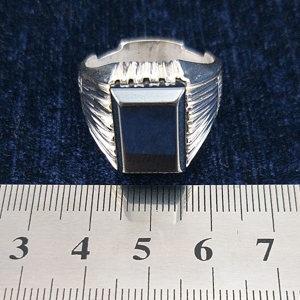 انگشتر نقره مردانه طرح دست ساز دور چنگ شطرنجی با سنگ حدید صینی + حکاکی - Image 3