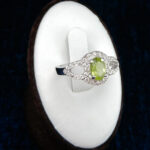 انگشتر نقره زنانه طرح سوسن با سنگ زبرجد