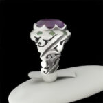 انگشتر نقره مردانه طرح فاخر سپهر با سنگ آمیتیست و تزیین با زمرد - Image 3