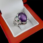 انگشتر نقره مردانه طرح فاخر سپهر با سنگ آمیتیست و تزیین با زمرد - Image 4