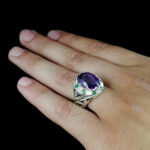 انگشتر نقره مردانه طرح فاخر سپهر با سنگ آمیتیست و تزیین با زمرد - Image 5