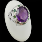 انگشتر نقره مردانه طرح فاخر سپهر با سنگ آمیتیست و تزیین با زمرد