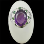 انگشتر نقره مردانه طرح فاخر سپهر با سنگ آمیتیست و تزیین با زمرد - Image 2