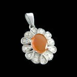 گردنبند نقره زنانه طرح پونه با سنگ عقیق سرخ یمنی