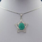 گردنبند نقره زنانه طرح ارمغان با سنگ زمرد الماس تراش - Image 4