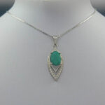 گردنبند نقره زنانه طرح بهدخت با سنگ زمرد الماس تراش - Image 2