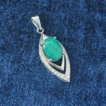 گردنبند نقره زنانه طرح بهدخت با سنگ زمرد الماس تراش