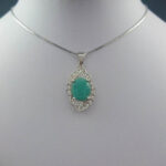 گردنبند نقره زنانه طرح آراسته با سنگ زمرد الماس تراش - Image 2