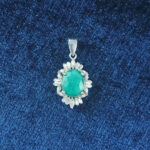 گردنبند نقره زنانه طرح پارمیس با سنگ زمرد الماس تراش - Image 2