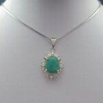 گردنبند نقره زنانه طرح پارمیس با سنگ زمرد الماس تراش - Image 3