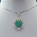 گردنبند نقره زنانه طرح دُرنا با سنگ زمرد الماس تراش - Image 3