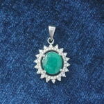 گردنبند نقره زنانه طرح دُرنا با سنگ زمرد الماس تراش - Image 2