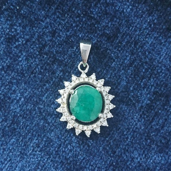 گردنبند نقره زنانه طرح دُرنا با سنگ زمرد الماس تراش - Image 2