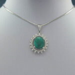 گردنبند نقره زنانه طرح دُرنا ۲ با سنگ زمرد الماس تراش - Image 4