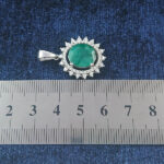 گردنبند نقره زنانه طرح دُرنا ۲ با سنگ زمرد الماس تراش - Image 2