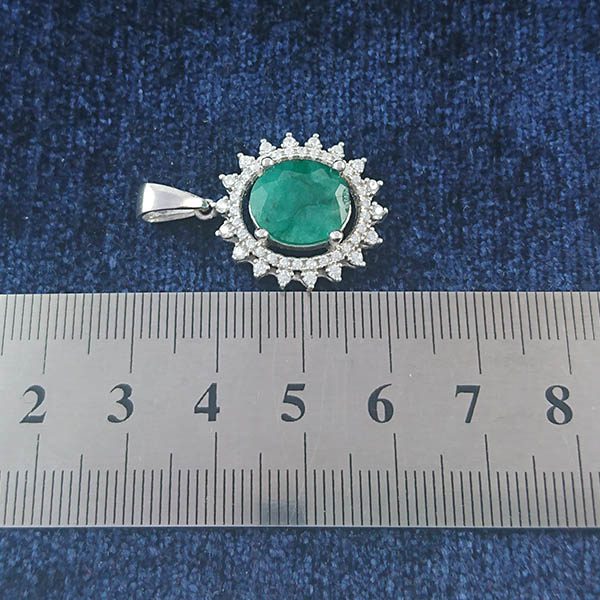 گردنبند نقره زنانه طرح دُرنا ۲ با سنگ زمرد الماس تراش - Image 2