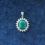 گردنبند نقره زنانه طرح دُرنا ۲ با سنگ زمرد الماس تراش - Image 3