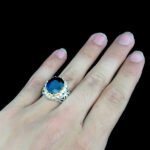 انگشتر نقره مردانه فاخر دست ساز طرح پرهام با نگین یاقوت کبود الماس تراش - Image 3