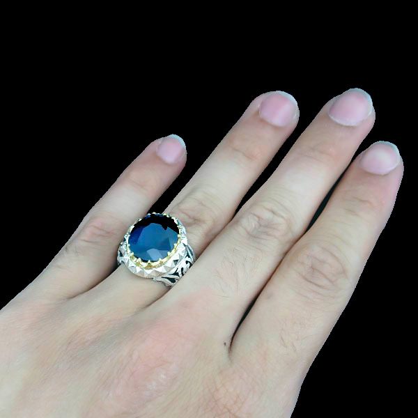 انگشتر نقره مردانه فاخر دست ساز طرح پرهام با نگین یاقوت کبود الماس تراش - Image 3