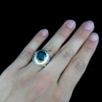 انگشتر نقره مردانه فاخر دست ساز طرح بابک با نگین یاقوت کبود الماس تراش - Image 2