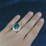 انگشتر نقره مردانه فاخر دست ساز طرح پژمان با نگین یاقوت کبود الماس تراش - Image 2