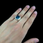 انگشتر نقره مردانه فاخر دست ساز طرح برزو با نگین یاقوت کبود الماس تراش - Image 2