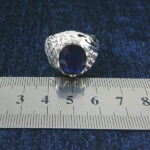 انگشتر نقره مردانه فاخر دست ساز طرح میلاد با نگین یاقوت کبود الماس تراش - Image 3