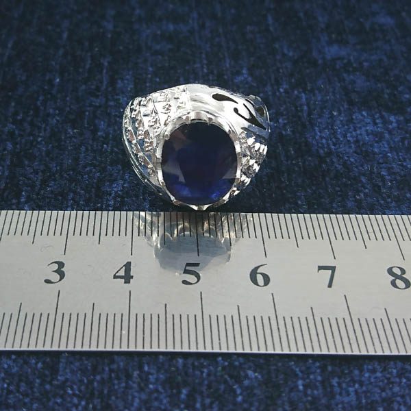 انگشتر نقره مردانه فاخر دست ساز طرح میلاد با نگین یاقوت کبود الماس تراش - Image 3