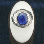 انگشتر نقره مردانه فاخر دست ساز طرح میلاد با نگین یاقوت کبود الماس تراش - Image 4