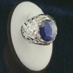 انگشتر نقره مردانه فاخر دست ساز طرح میلاد با نگین یاقوت کبود الماس تراش