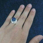 انگشتر نقره مردانه فاخر دست ساز طرح میلاد با نگین یاقوت کبود الماس تراش - Image 2