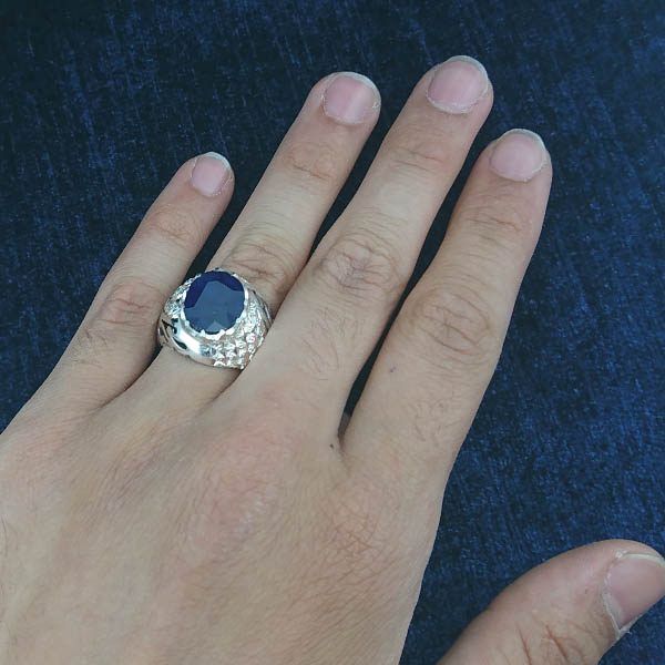 انگشتر نقره مردانه فاخر دست ساز طرح میلاد با نگین یاقوت کبود الماس تراش - Image 2