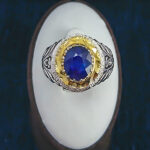 انگشتر نقره مردانه فاخر دست ساز طرح نوید با نگین یاقوت کبود الماس تراش - Image 4