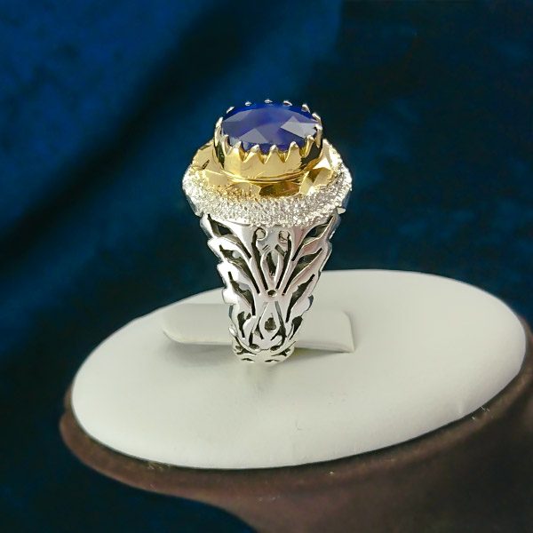 انگشتر نقره مردانه فاخر دست ساز طرح نوید با نگین یاقوت کبود الماس تراش - Image 5