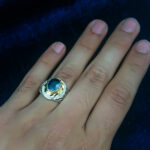 انگشتر نقره مردانه فاخر دست ساز طرح نوید با نگین یاقوت کبود الماس تراش - Image 6