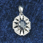 گردنبند نقره زنانه طرح هلیا با سنگ یاقوت کبود الماس تراش