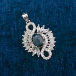 گردنبند نقره زنانه طرح مانیا با سنگ یاقوت کبود الماس تراش