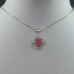 گردنبند نقره زنانه طرح فریما با سنگ یاقوت سرخ الماس تراش - Image 2