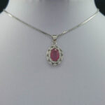 گردنبند نقره زنانه طرح مهر با سنگ یاقوت سرخ الماس تراش - Image 2