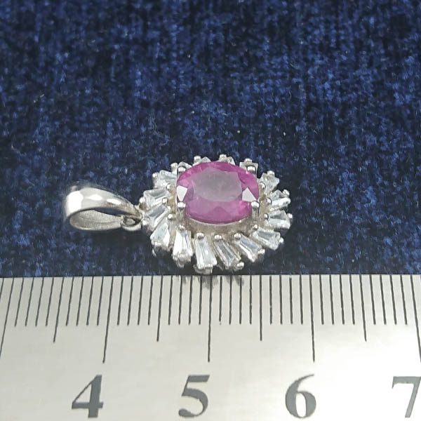 گردنبند نقره زنانه طرح سرو با سنگ یاقوت سرخ الماس تراش - Image 2