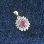 گردنبند نقره زنانه طرح سرو با سنگ یاقوت سرخ الماس تراش