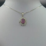 گردنبند نقره زنانه طرح سرو با سنگ یاقوت سرخ الماس تراش - Image 3