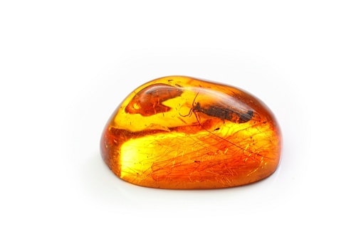 Amber-stone1 اسم سنگ های قیمتی : لیست اسامی و عکس انواع سنگ های قیمتی و زیبا 