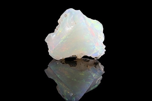 Opal-Stone1 اسم سنگ های قیمتی : لیست اسامی و عکس انواع سنگ های قیمتی و زیبا 