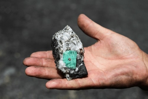 emerald-stone-1-min سنگ زمرد پنجشیر افعانستان: نحوه تشخیص، روش نگهداری و خواص زمرد افغانستان 