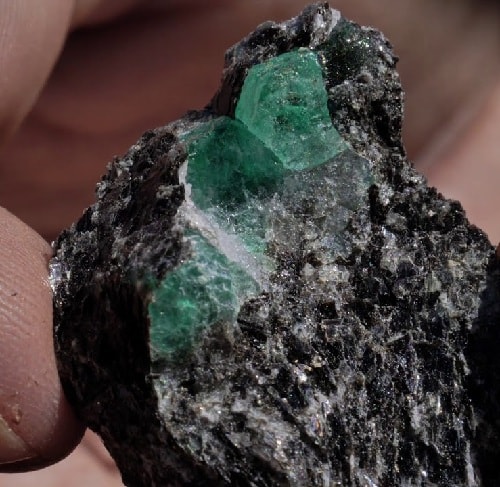emerald سنگ زمرد پنجشیر افعانستان: نحوه تشخیص، روش نگهداری و خواص زمرد افغانستان 