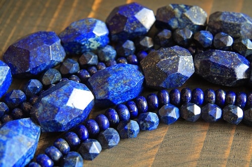 lapis-lazuli اسم سنگ های قیمتی : لیست اسامی و عکس انواع سنگ های قیمتی و زیبا 