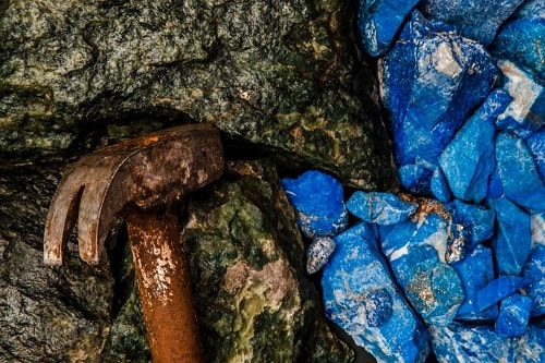 lapis-lazuli1 اسم سنگ های قیمتی : لیست اسامی و عکس انواع سنگ های قیمتی و زیبا 